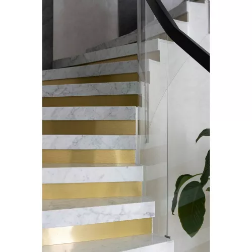 Лестница из итальянского мрамора Bianco Carrara