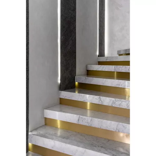 Лестница из итальянского мрамора Bianco Carrara